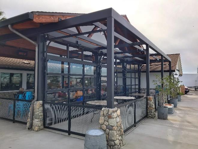 Restaurant outdoor space with natural light and aluminum door system